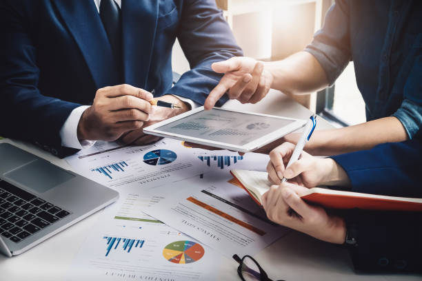 企業(yè)財(cái)務(wù)、會(huì)計(jì)、合同、顧問投資諮詢市場(chǎng)計(jì)畫為本公司使用平板電腦技術(shù)進(jìn)行分析。 - 金融 個(gè)照片及圖片檔